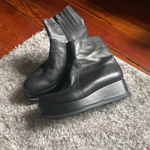 Jeffrey Campbell black leather side zipper ankle boots size 8 - Picture 3 of 7